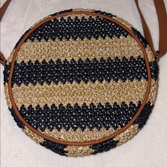 Rattan looking round Crossbody new without tags - Picture 2 of 7
